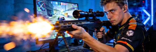 CS:GO职业选手s1mple在比赛中瞄准射击，眼神犀利